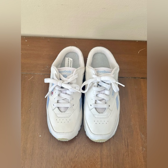 Reebok Women’s White Slide Sneaker Sz 6 - Picture 2 of 8